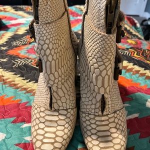Freebird by Stephen Joey Bootie White Snake Size 8